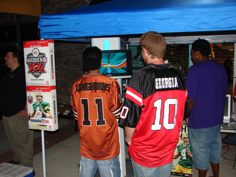 Illustration for article titled Madden 09 Launch - GameStop Goes The Extra Yard